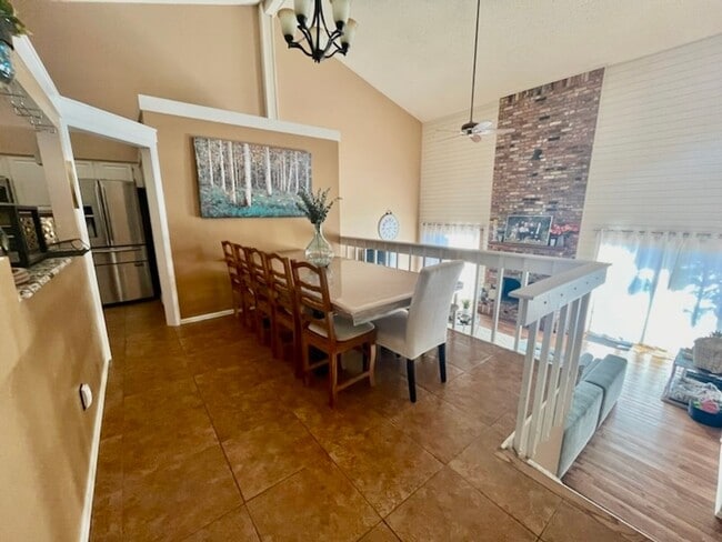 Building Photo - Well maintained 4 bedroom home available in the Rockrimmon area!