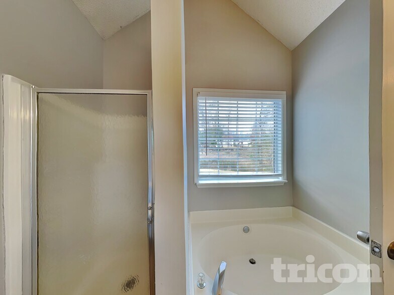 Building Photo - 5005 Hyacinth Ln