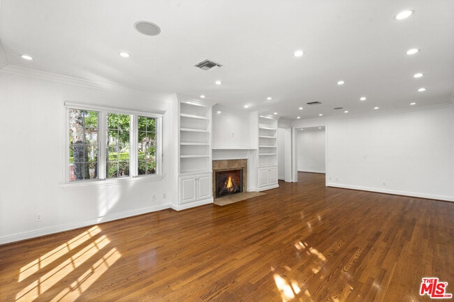 Building Photo - 1240 N Doheny Dr