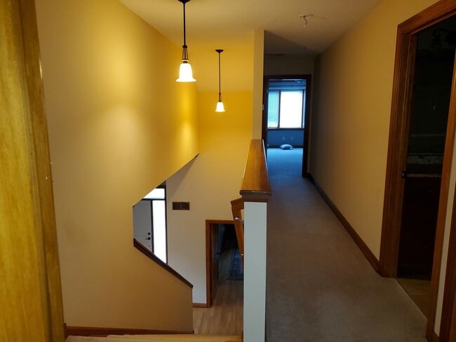Building Photo - STUNNING, 5 BEDROOM AND 5 BATH TWIN HOME F...