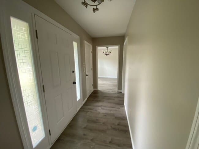 Building Photo - Welcome to this charming 3-bedroom, 2-bath...