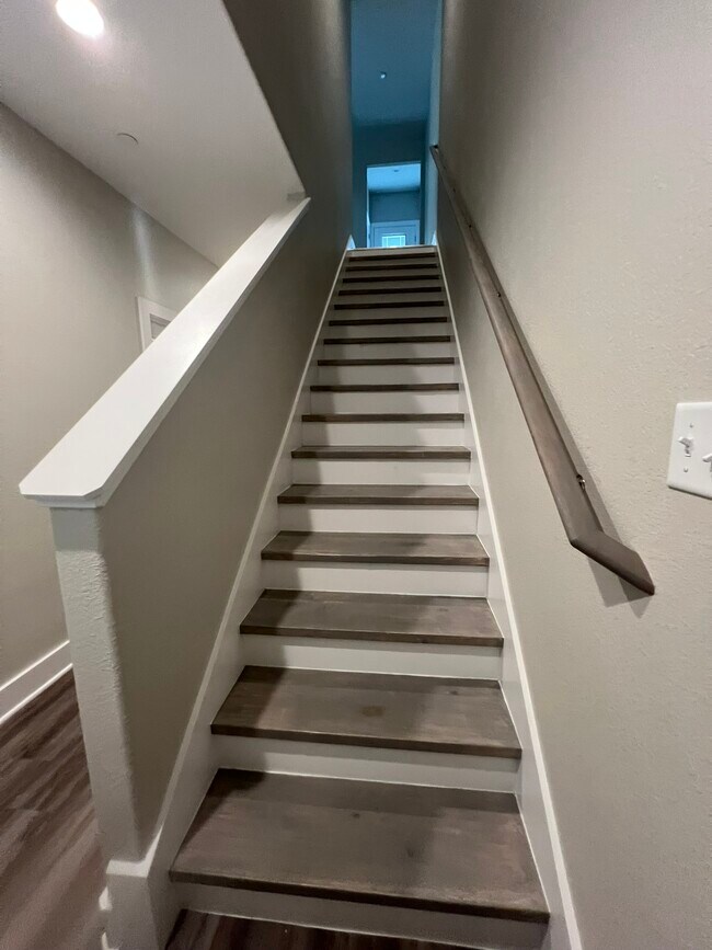 Building Photo - 710 Vassar Ct