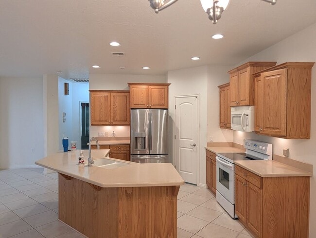 Building Photo - Gorgeous 3 Bedroom Home in SunRiver 55+ Community!