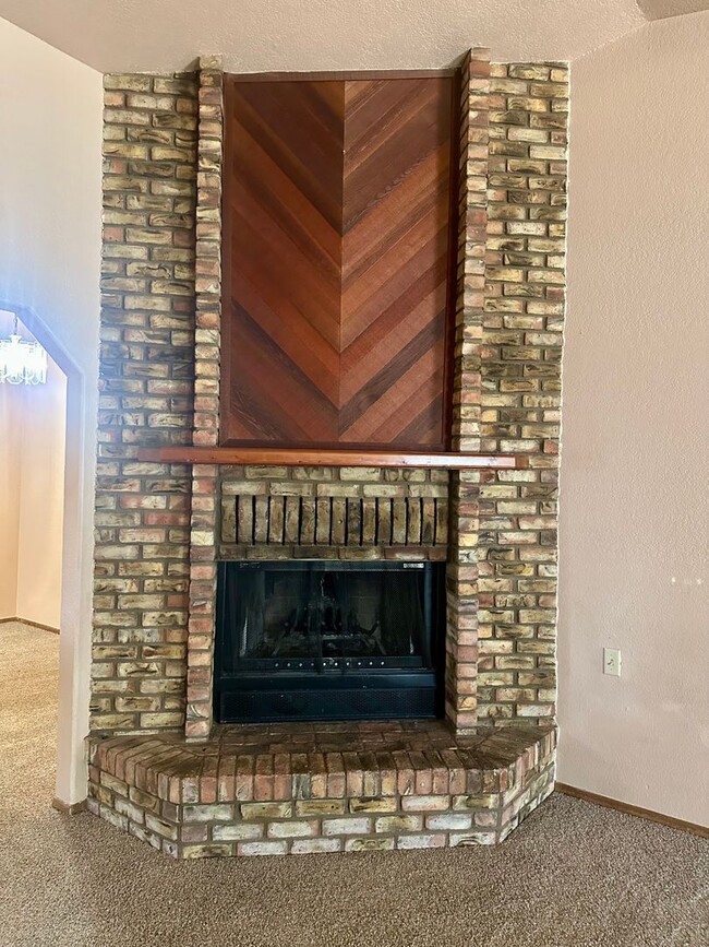 Building Photo - Cute 2 bedroom, 2 bathroom home with firep...
