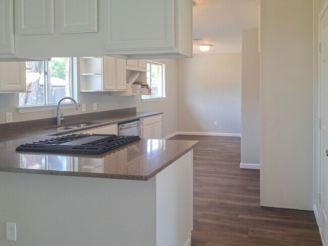 Building Photo - Spacious 3 bedroom 2 bath home w/ swimming...