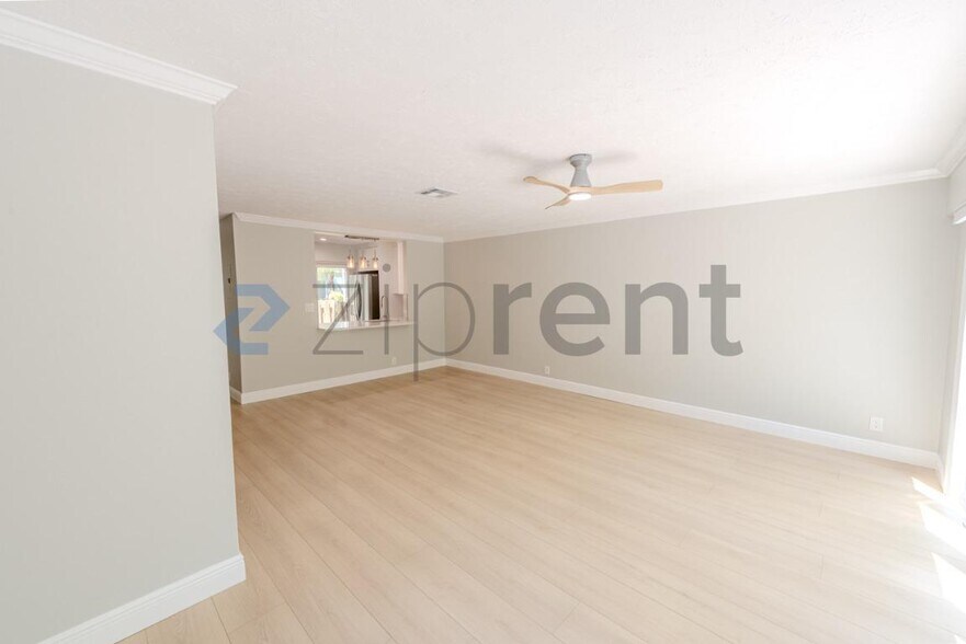Building Photo - Unit A