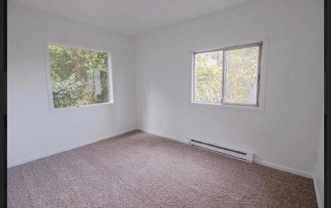 Building Photo - 3 bedroom 1 bathroom house close to Hendricks Park!