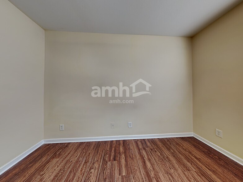 Building Photo - 3005 Quail Oaks Dr