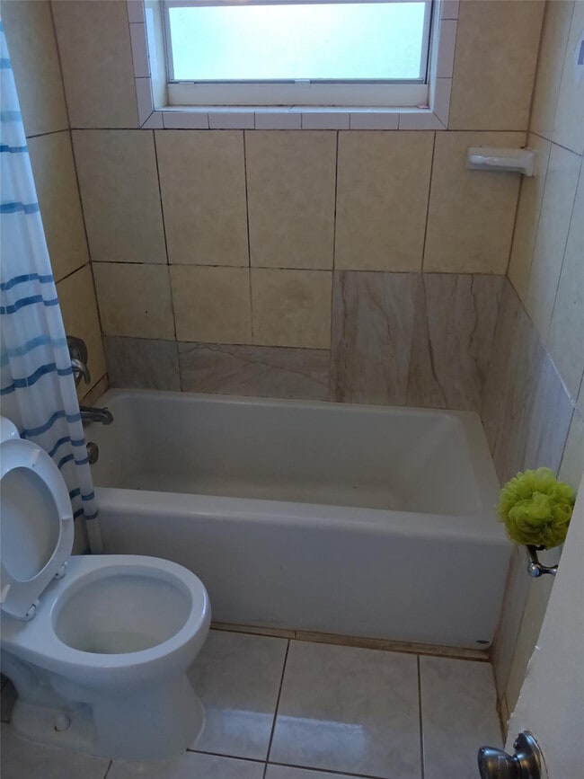 Building Photo - 120 NE 26th Ct