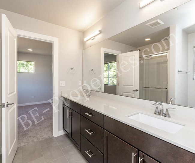 Building Photo - Lovely 4 bedroom 2.5 bathroom Tehaleh Home