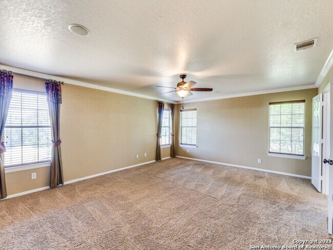 Building Photo - 4bed 2.5 bath