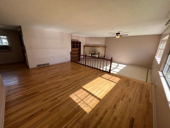 Building Photo - 3 Bed 2 Bath House with Attached 2 Car Garage & Trailer Parking