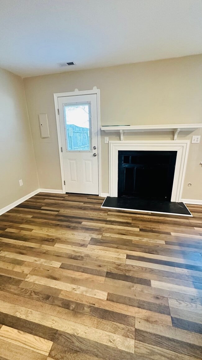 Building Photo - 3 BEDROOM END UNIT TOWNHOUSE FOR RENT IN V...
