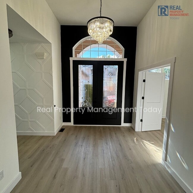 Building Photo - Beautifully Remodeled Modern 3-Bedroom TownHome with Fenced Yard & Garage in Orting