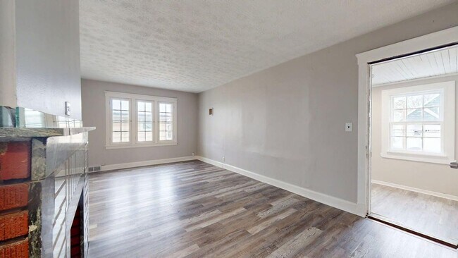 Building Photo - 2121 W 105th St