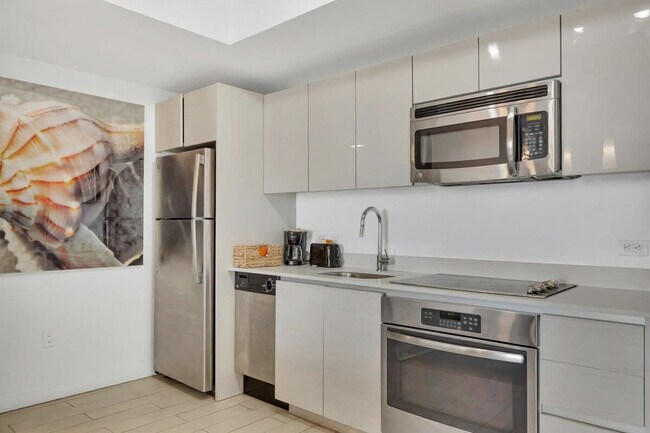 Building Photo - 2602 E Hallandale Beach Blvd
