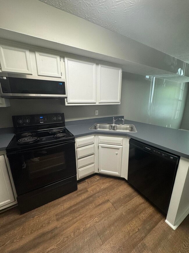 Building Photo - 210 Mousas Way