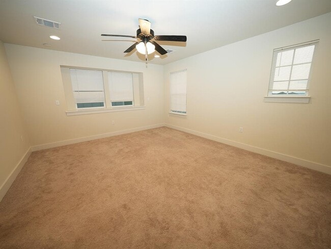 Building Photo - 10613 Harwood Overlook Cove