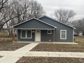 Building Photo - 3 bedroom 2 bath near Washburn University