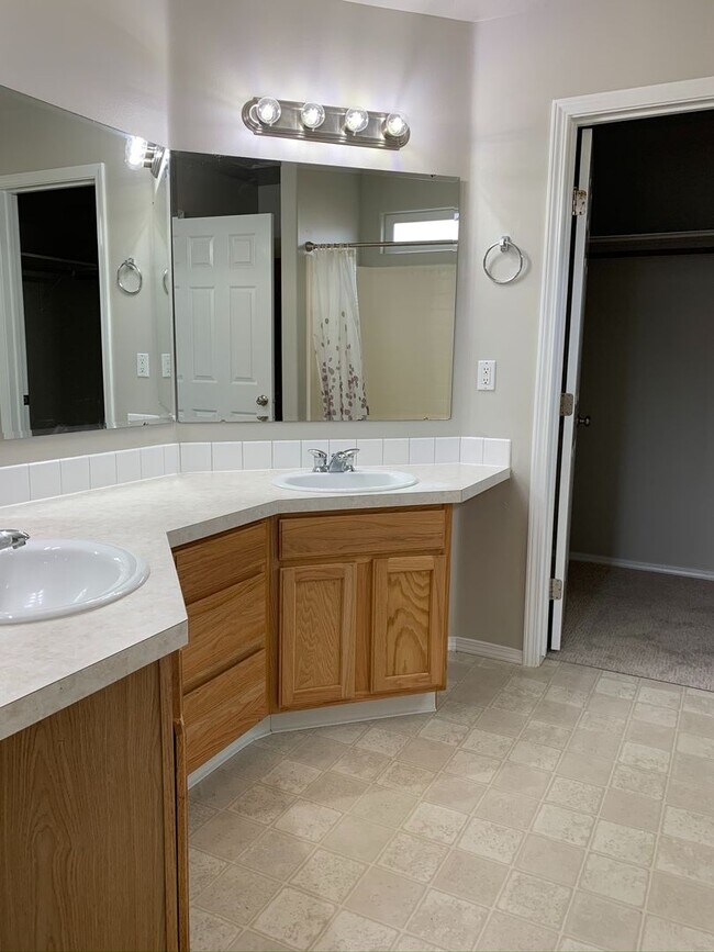 Building Photo - Great 3 bed 2 bath home in a the quiet Rai...