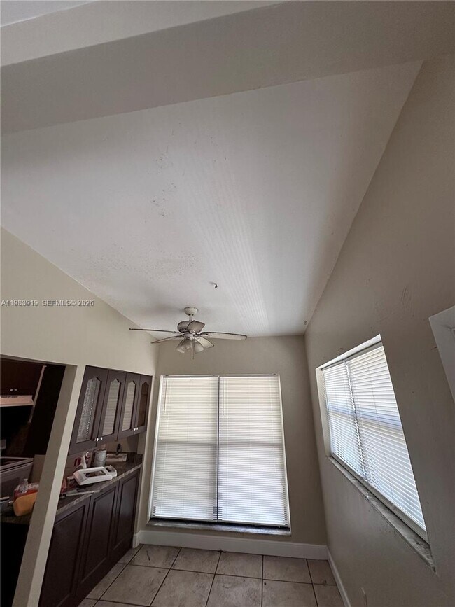 Building Photo - 320 NW 33rd Ave