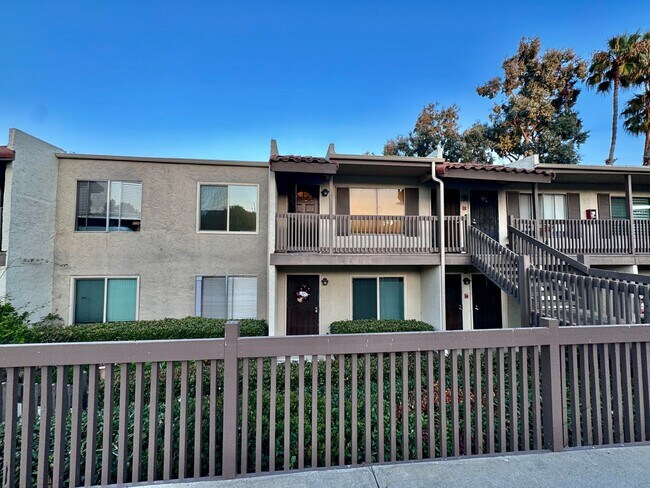 Building Photo - Beautifully Remodeled 1 BD, 1 Mile to beach