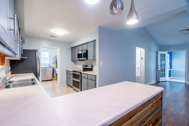 Building Photo - Charming Crestview Home