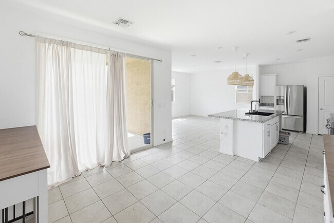 Building Photo - 6815 W Encinas Ln