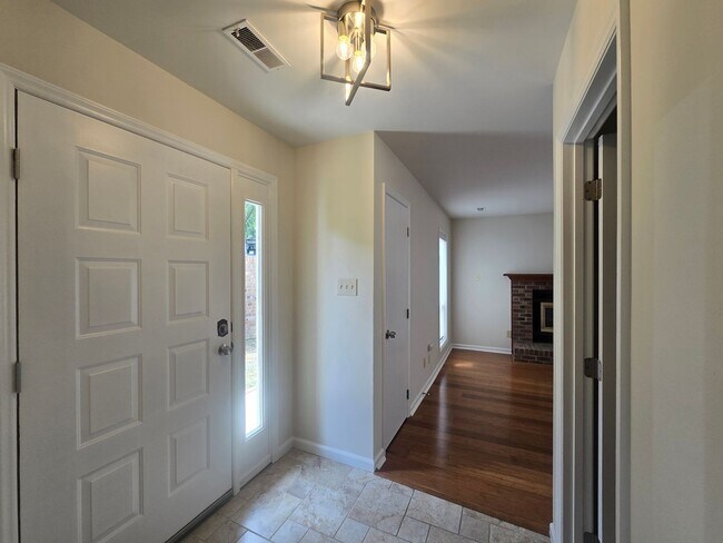 Building Photo - Meticulously Kept 2BR, 3BA Townhome with D...