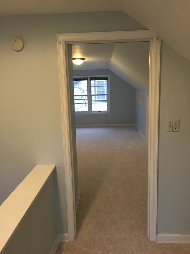 Building Photo - Gorgeous 3 Bedroom 1 Bathroom Home in St. Paul!