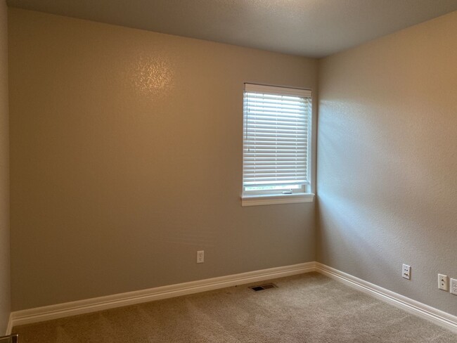 Building Photo - Start a Lease by 2/28/25 and pay $2,800 fo...