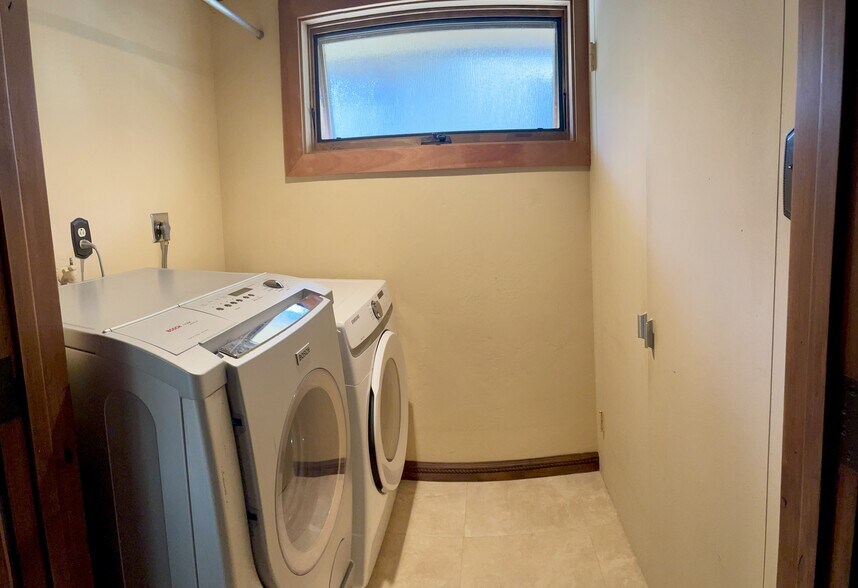 Laundry Room - 1173 Van Nuys St