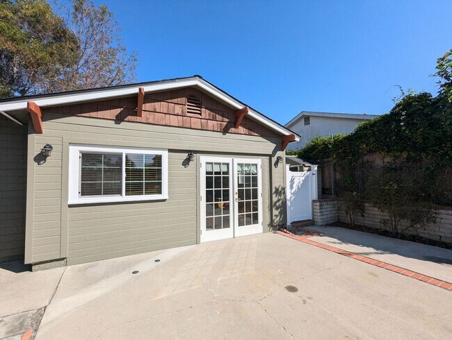 Building Photo - Stunning 1 Bedroom/1 Bathroom in Oceanside!