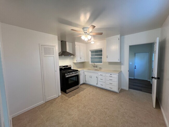 Building Photo - Updated 2-bedroom cottage in La Loma neighborhood!