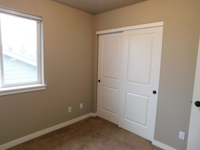 Building Photo - 4Bd/2.5Ba Two Story House - Available to View!
