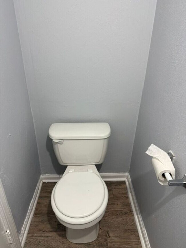Building Photo - Spacious Two Bedroom Townhouse