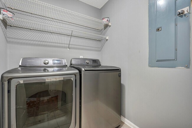 Building Photo - Richmond Hill Beauty: 4-Bedroom Home with Stunning Lagoon Views!