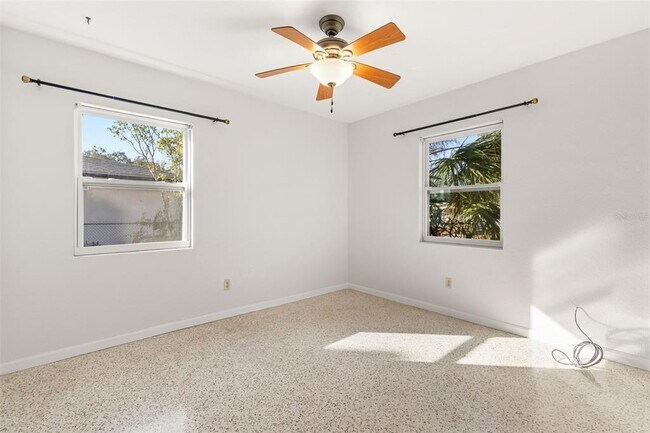 Building Photo - 885 James St