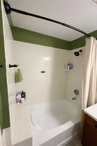 Tub/shower - 200 Manufacturers Rd