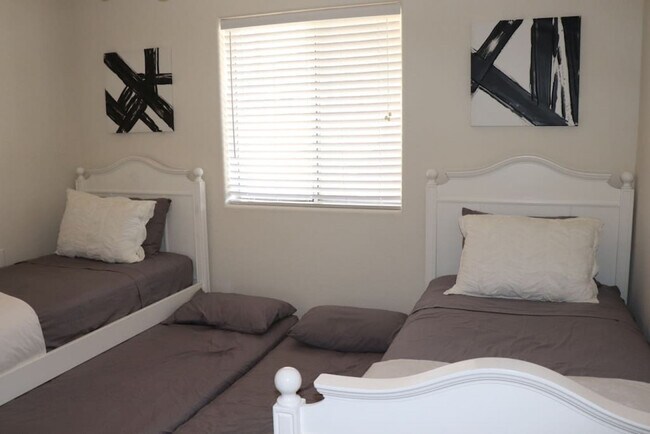 Building Photo - 3280 Rocking Horse Dr