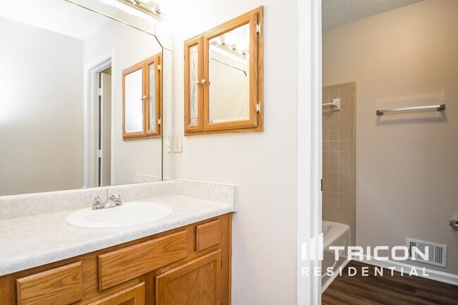 Building Photo - 3833 Greenbrook Dr