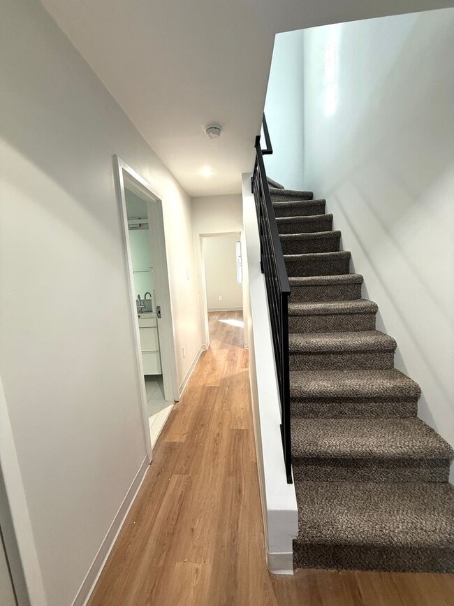 Building Photo - 3 bed 2.5 bath townhome - New Renovation