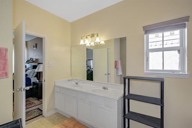 Building Photo - 29642 Legends Green Dr