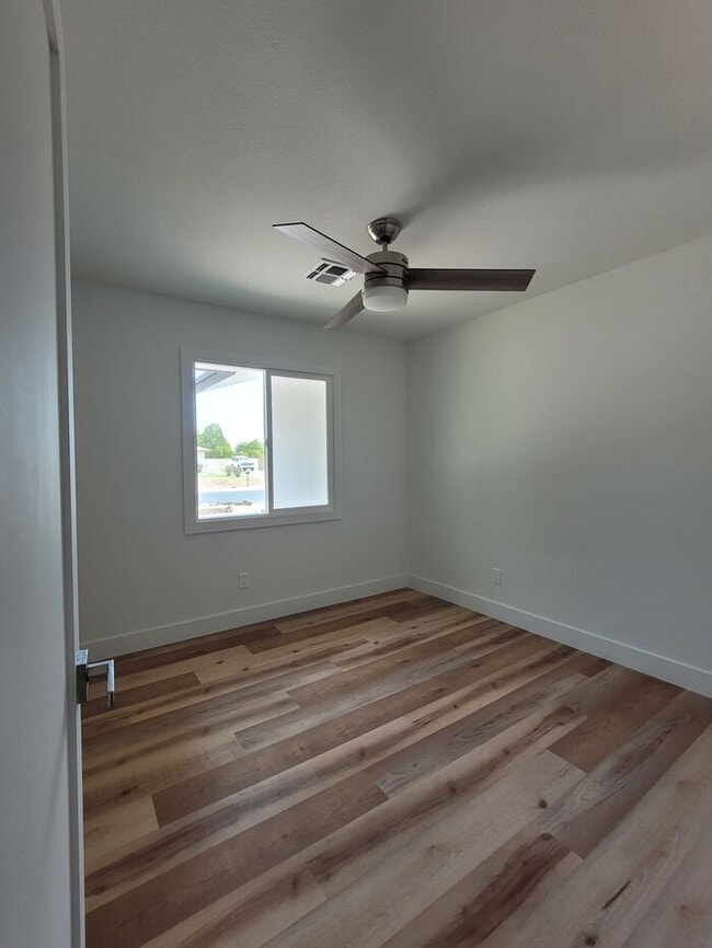 Building Photo - Stunning Completely remodeled 4-bedroom wi...