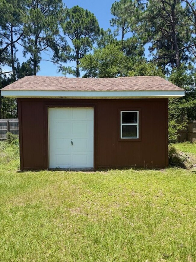 Building Photo - Charming Navarre Home on Nearly Half an Acre