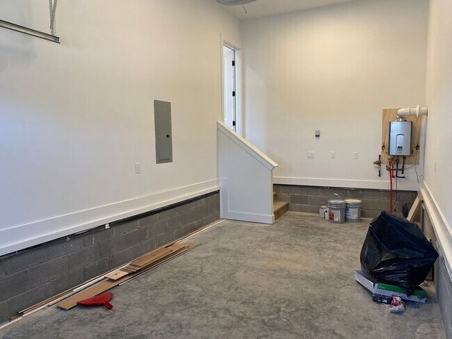 Building Photo - Luxury 4 Bed 3 Bath - 4 Minutes from Downt...