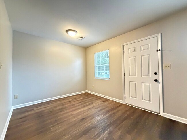 Building Photo - 221 Quintas Ave