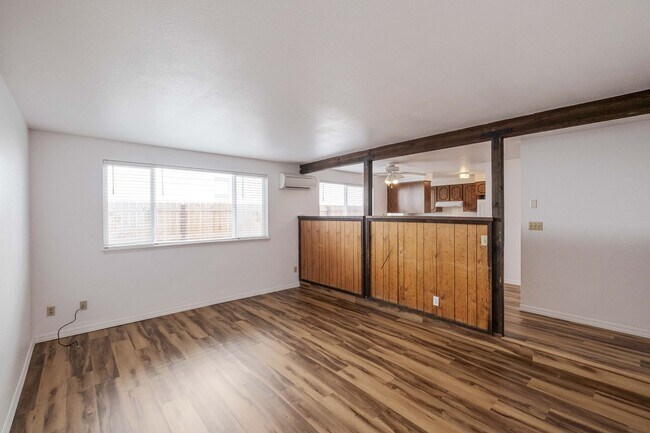 Building Photo - Beautiful 4 Bed, 2 Bath Townhouse with Lots of Closet Space and Laundry In Unit!