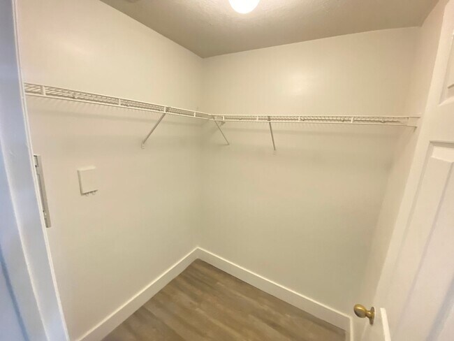 Building Photo - 1 Bedroom / 1 Bath Condo in Gated Community.