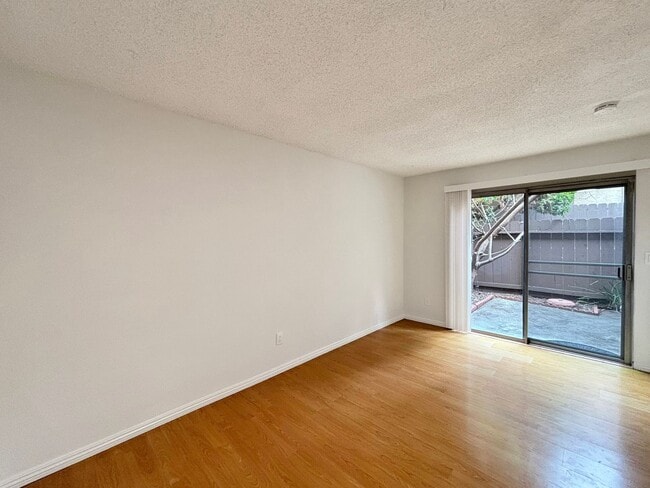 Building Photo - Charming 3BD/3BA Townhouse in University C...
